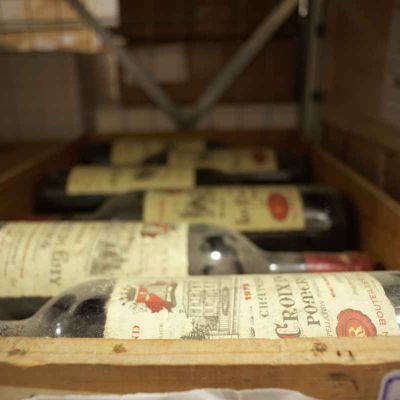 Photo bouteilles de vin grand cru caisse bois