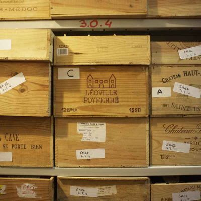 Photos caisses bois empilees stockage grands crus paris